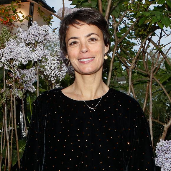 Bérénice Béjo - Remise du prix littéraire "Closerie des Lilas" à la Closerie des Lilas, à Paris le 25 avril 2024. Le prix littéraire de la Closerie des Lilas a été décerné à la romancière Arièle Butaux pour son livre "le cratère". © Christophe Clovis / Bestimage