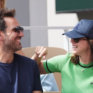 Celui qui partage son quotidien avec son épouse Delphine McCarthy, est désormais installé dans le massif des Alpilles, avec leur fils Victor.

Christophe Michalak et sa femme Delphine dans les tribunes des Internationaux de France de tennis de Roland Garros 2024 à Paris, France, le 4 juin 2024. © Jacovides-Moreau/Bestimage