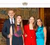 Alors que les fêtes de fin d'année approchent à grands pas, la famille royale a dévoilé sa traditionnelle carte de voeux : preuve à l'appui !


La carte de Noël de la famille royale d'Espagne avec le roi Felipe VI d'Espagne, sa femme la reine Letizia et leurs filles l'infante Sofia et la princesse Leonor.