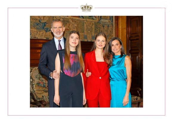 Alors que les fêtes de fin d'année approchent à grands pas, la famille royale a dévoilé sa traditionnelle carte de voeux : preuve à l'appui !


La carte de Noël de la famille royale d'Espagne avec le roi Felipe VI d'Espagne, sa femme la reine Letizia et leurs filles l'infante Sofia et la princesse Leonor.