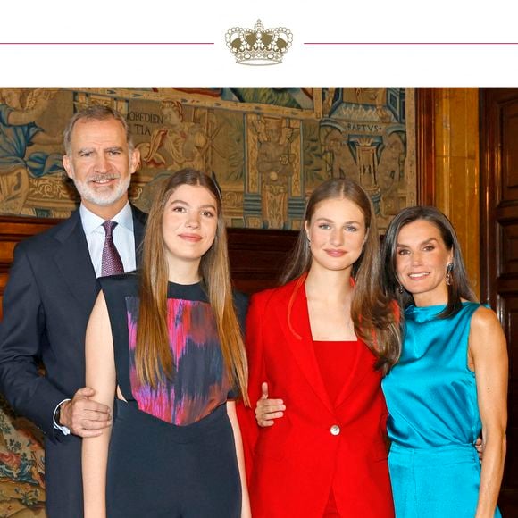 Alors que les fêtes de fin d'année approchent à grands pas, la famille royale a dévoilé sa traditionnelle carte de voeux : preuve à l'appui !


La carte de Noël de la famille royale d'Espagne avec le roi Felipe VI d'Espagne, sa femme la reine Letizia et leurs filles l'infante Sofia et la princesse Leonor.