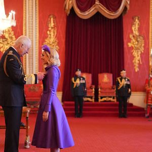 Mme Amy Dowden, de Rowley Regis, avocate et ambassadrice de Crohn's and Colitis UK, est nommée membre de l'Ordre de l'Empire britannique par le roi Charles III au palais de Buckingham, à Londres. Cette distinction récompense les services rendus en matière de collecte de fonds et de sensibilisation aux maladies inflammatoires de l'intestin. Date de la photo : mardi 18 février 2025. Photo by Jordan Pettitt/PA Photos/ABACAPRESS.COM