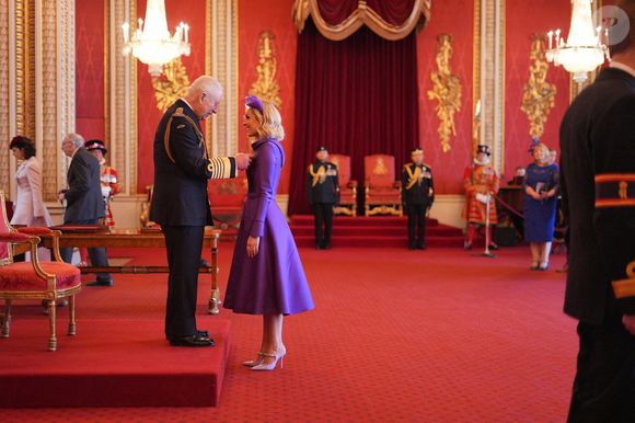 Mme Amy Dowden, de Rowley Regis, avocate et ambassadrice de Crohn's and Colitis UK, est nommée membre de l'Ordre de l'Empire britannique par le roi Charles III au palais de Buckingham, à Londres. Cette distinction récompense les services rendus en matière de collecte de fonds et de sensibilisation aux maladies inflammatoires de l'intestin. Date de la photo : mardi 18 février 2025. Photo by Jordan Pettitt/PA Photos/ABACAPRESS.COM