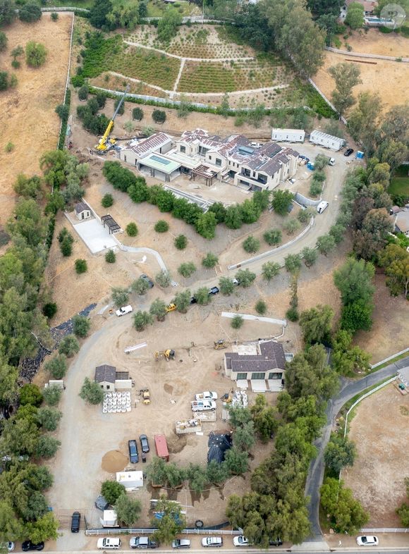 EXCLUSIF Hidden Hills, Californie – Photo prise le 5 juin 2025 – Cinq ans plus tard, Kylie Jenner a révélé qu'elle était prête à emménager dans son immense manoir de Hidden Hills, doté d'un bunker souterrain. Backgrid USA / Bestimage. Backgrid USA / Bestimage