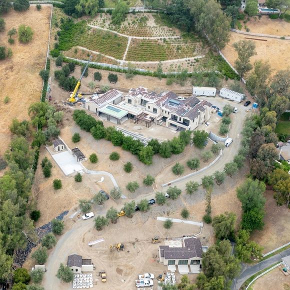 EXCLUSIF Hidden Hills, Californie – Photo prise le 5 juin 2025 – Cinq ans plus tard, Kylie Jenner a révélé qu'elle était prête à emménager dans son immense manoir de Hidden Hills, doté d'un bunker souterrain. Backgrid USA / Bestimage. Backgrid USA / Bestimage