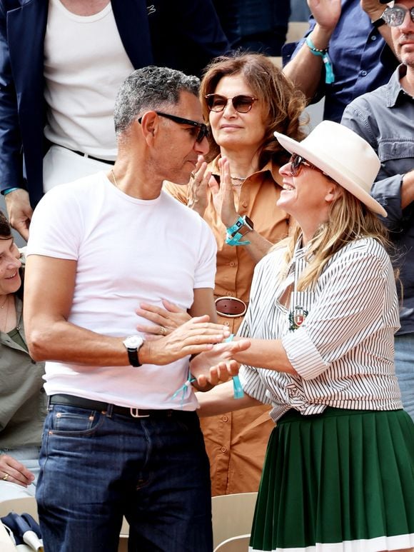 Sarah Poniatowski (Lavoine) avec son compagnon Roschdy Zem et son fils Roman dans les tribunes lors des Internationaux de France de Tennis de Roland Garros 2025. Paris, le 1er Juin 2025. © Dominique Jacovides/Bestimage