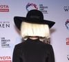 Dans les colonnes de "People", elle a confié : "Je suis une mère active et sobre qui essaie simplement de trouver la sérénité".

Sia à la soirée "An Evening With Women" à Los Angeles, le 16 mai 2015

Photo : Bestimage