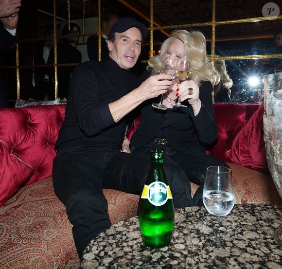 Jocelyne (Jocelyn) Wildenstein, « Catwoman », et son fiancé Lloyd Klein assistent à une soirée glamour à Paris, en France. 2024 (Backgrid UK/ Bestimage).
