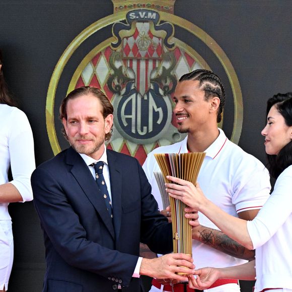 Andrea Casiraghi, sa femme Tatiana Santo Domingo lors de la remise des prix avec Jeff Dodds, le PDG de la Formula E, Mike Fries, le CEO de Liberty Global, Michel Ferry, le commissaire général de l'Automobile Club de Monaco et le directeur des Grands Prix, Lionel Beffre, Conseiller de Gouvernement-Ministre de l'Intérieur, durant le Monaco E-Prix 2026, Round 9, le 16 mai 2026. © Bruno Bebert / Bestimage