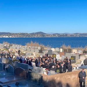 Nicolas-Jacques Charrier s’est montré « très ému » lors de l’inhumation au cimetière marin de Saint-Tropez.

La famille et les amis proches lors de l'inhumation dans l'intimité de Brigitte Bardot dans le caveau familial du cimetière marin de Saint-Tropez, France, le 7 janvier 2025. Bestimage