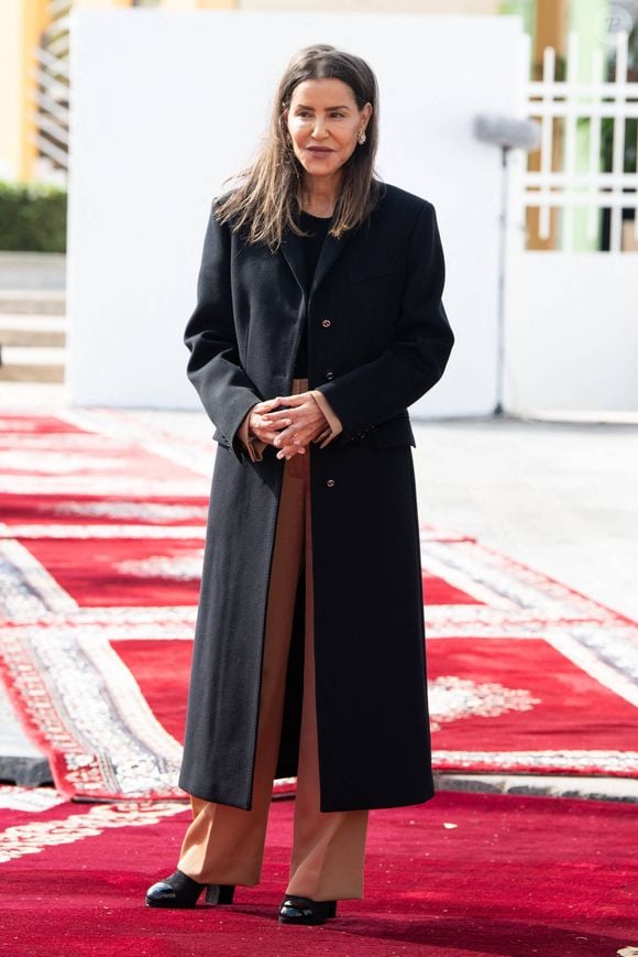 Sa sœur, Lalla Meryem, investit elle aussi dans l’immobilier de luxe à Paris.

La princesse Lalla Meryem du Maroc, présidente de l'Observatoire national des droits de l'enfant (ONDE), et la première dame Brigitte Macron procèdent au lancement de la campagne de lutte contre le harcèlement en milieu scolaire et le cyberharcèlement, au collège Abi Dar Al Ghifari à Rabat, Maroc. © Jeanne Accorsini/Pool/Bestimage