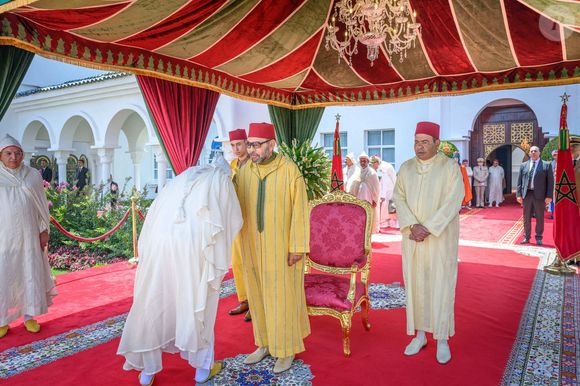 La mise en vente de plusieurs biens excepté Betz s’inscrit dans un recentrage patrimonial du souverain, qui se sépare d'hôtels particuliers hérités de sa mère, Lalla Latifa, à Neuilly-sur-Seine.

Le roi du Maroc Mohammed VI (au centre), son fils le prince héritier Moulay El Hassan (à gauche) et son frère le prince Moulay Rachid, préside une réception à l'occasion du 25ème anniversaire de son accession au trône, en 1999, à M'Diq, Maroc, le 30 juillet 2024. Photo by Royal Palace via Balkis Press/ABACAPRESS.COM