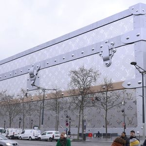 Louis Vuitton va ouvrir son hôtel de luxe de 6000 m2 sur les Champs Elysées !  Situé au 103 avenue des Champs-Elysées à Paris, ce bâtiment incroyable se situera juste en face du célèbre flagship de Louis Vuitton.
 Jack Tribeca/Bestimage