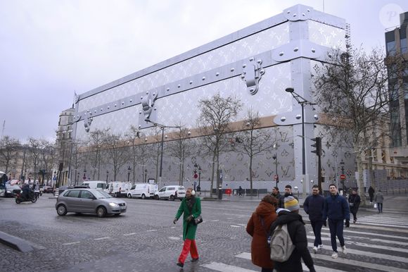 Louis Vuitton va ouvrir son hôtel de luxe de 6000 m2 sur les Champs Elysées !  Situé au 103 avenue des Champs-Elysées à Paris, ce bâtiment incroyable se situera juste en face du célèbre flagship de Louis Vuitton.
 Jack Tribeca/Bestimage