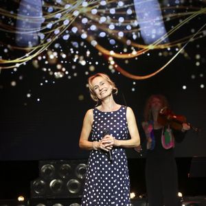 Son rôle dans Le Monde à l'endroit s'inscrit dans son engagement en faveur de la parole des victimes et contre les mécanismes de l'emprise.

Sandrine Bonnaire lors de la 10ème nuit de la déprime aux Folies Bergère à Paris le 5 février 2024. © Jack Tribeca / Bestimage
