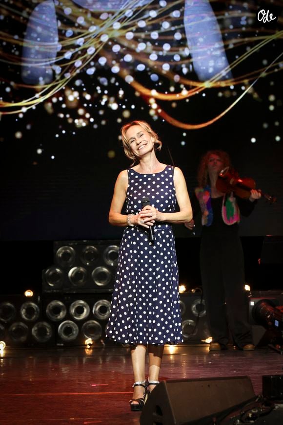 Son rôle dans Le Monde à l'endroit s'inscrit dans son engagement en faveur de la parole des victimes et contre les mécanismes de l'emprise.

Sandrine Bonnaire lors de la 10ème nuit de la déprime aux Folies Bergère à Paris le 5 février 2024. © Jack Tribeca / Bestimage