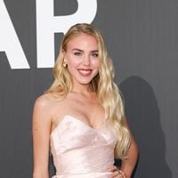 Maria Carolina de Bourbon au gala de l'amfAR dans une robe satinée XXL aux côtés d’Eva Longoria, Robbie Williams et Heidi Klum