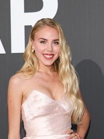 Maria Carolina de Bourbon au gala de l'amfAR dans une robe satinée XXL aux côtés d’Eva Longoria, Robbie Williams et Heidi Klum
