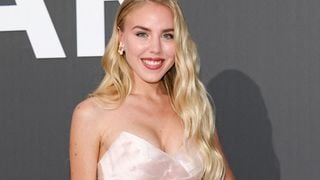 Maria Carolina de Bourbon au gala de l'amfAR dans une robe satinée XXL aux côtés d’Eva Longoria, Robbie Williams et Heidi Klum