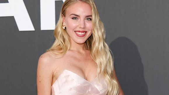 Maria Carolina de Bourbon au gala de l'amfAR dans une robe satinée XXL aux côtés d’Eva Longoria, Robbie Williams et Heidi Klum