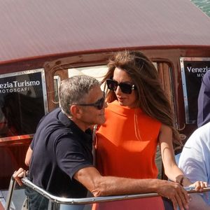 George Clooney et sa femme Amal ont été aperçus quittant l'aéroport Marco Polo de Venise après avoir assisté à la 81e Mostra de Venise au Lido de Venise.