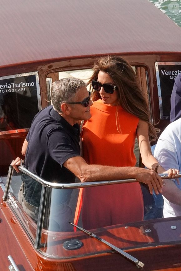 George Clooney et sa femme Amal ont été aperçus quittant l'aéroport Marco Polo de Venise après avoir assisté à la 81e Mostra de Venise au Lido de Venise.