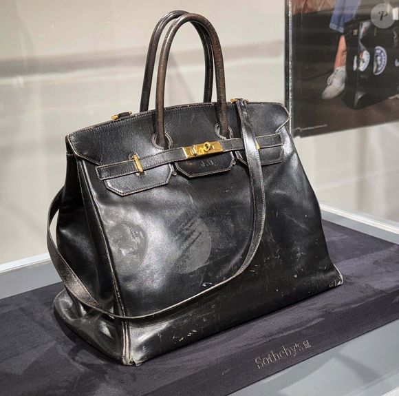 BFM TV rapporte que ce sac a été vendu 8,582 millions d’euros, avec les frais. Il avait été mis à prix à 1 million d'euros. Il s'agit là d'un record absolu, dans la vente d'un sac à main aux enchères,

Le tout premier sac Hermès Birkin, conçu pour Jane Birkin en 1985, exposé à Sotheby's Paris, le 7 juillet 2025, en prélude à la vente aux enchères "Fashion Icons" prévue le 10 juillet 2025 à 16h. Zuma Press/Bestimage