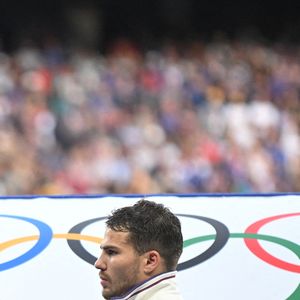 Le Français Antoine Dupont célèbre sa médaille d'or lors de la cérémonie de victoire qui suit le match de rugby à 7 entre la France et les Fidji, lors des Jeux Olympiques de Paris 2024 au Stade de France à Saint-Denis, le 27 juillet 2024. Photo by Eliot Blondet/ABACAPRESS.COM