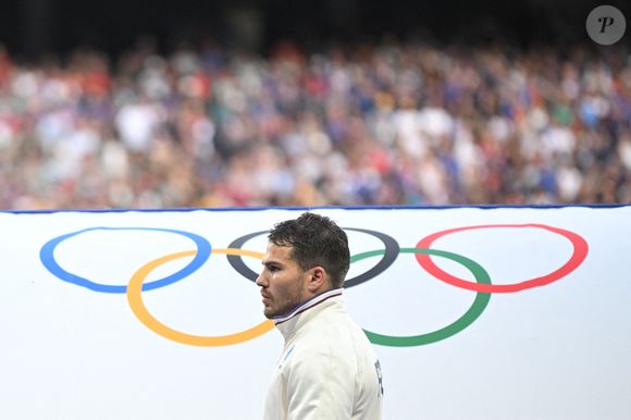 Le Français Antoine Dupont célèbre sa médaille d'or lors de la cérémonie de victoire qui suit le match de rugby à 7 entre la France et les Fidji, lors des Jeux Olympiques de Paris 2024 au Stade de France à Saint-Denis, le 27 juillet 2024. Photo by Eliot Blondet/ABACAPRESS.COM