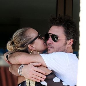 Comment Jade et Joy ont-elle accepté le nouveau compagnon de Laeticia Hallyday ?

Exclusif - Laeticia Hallyday accompagnée de son compagnon Frédéric Suant et de sa fille Joy sont allés accueillir Jade à l'aéroport de Saint-Barthélemy-Rémy-de-Haenen où tout le monde se retrouve pour le 50ème anniversaire de Laeticia, à Saint-Jean, Saint-Barthélémy, Antilles françaises, France.