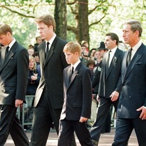 Le prince Philip, duc d'Edimbourg, le prince William, le comte Charles Spencer, le prince Harry et le prince Charles lors de la procession funéraire lors des funérailles de la princesse Diana. Mirrorpix / Bestimage