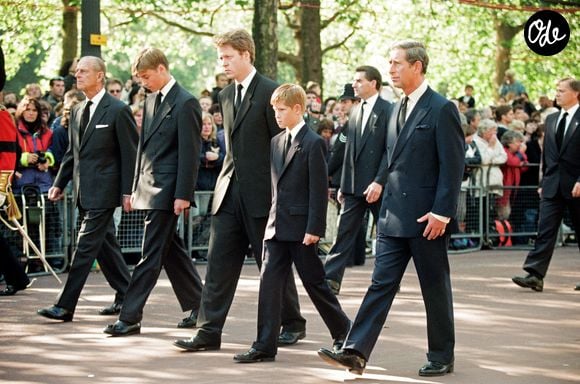 Le prince Philip, duc d'Edimbourg, le prince William, le comte Charles Spencer, le prince Harry et le prince Charles lors de la procession funéraire lors des funérailles de la princesse Diana. Mirrorpix / Bestimage