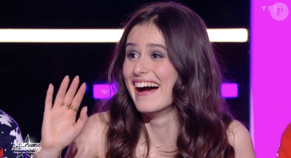 Alors que les rumeurs allaient bon train, Sony a confirmé ce mardi 17 février avoir signé l'artiste de 22 ans et l'accompagner sur ses projets.

Jeanne lors du prime spécial battles de la "Star Academy", TF1