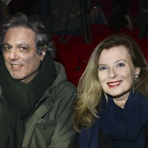 Exclusif - Jean-Noël Mirande, Valérie Trierweiler - Michel Fugain et Véronique Sanson se décorent mutuellement de l'Ordre des Arts et des Lettre à l'occasion du concert de Michel Fugain et de sa femme Sanda à Bobino, Paris le 27 janvier 2025.
Michel Fugain, icône de la chanson française, a célébré en 2024 ses 60 ans de carrière avec un nouvel album intitulé La Vie, l'Amour, etc....
Pour marquer cet événement, il a entamé une tournée exceptionnelle qui passera par plusieurs scènes parisiennes en 2025.
À Paris, il se produira à Bobino les lundis 13, 20 et 27 janvier, ainsi que le 3 février 2025, à 20h30. Ce spectacle, également nommé La Vie, l'Amour, etc..., propose un voyage musical à travers ses plus grands succès. Chaque chanson, portée par une interprétation pleine de générosité, promet de raviver des souvenirs et d’émouvoir le public. © Jack Tribeca / Bestimage