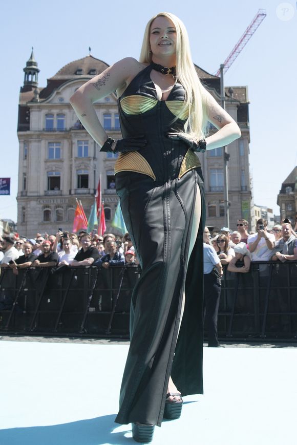 La candidate de la Finlande Erika Vikman sur le Tapis turquoise de l'Eurovision, le 11 mai 2025, à Bâle, en Suisse. © Baden Roth/ZUMA Press Wire