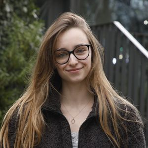 Emma Smet - Arrivées des invités à l'enregistrement de l'émission "Vivement Dimanche Prochain" au Studio Gabriel à Paris le 2 mars 2022.  Agence / Bestimage