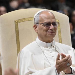 Le pape a choisi un lieu discret et chargé d’histoire, loin des grands palaces parisiens.

3 janvier 2026, Cité du Vatican : le pape Léon XIV dans la chapelle Sixtine, où il assiste à un concert organisé à l’occasion des fêtes de Noël par le chœur de la Chapelle musicale pontificale. (Crédit photo : © ANSA via ZUMA Press / Bestimage)