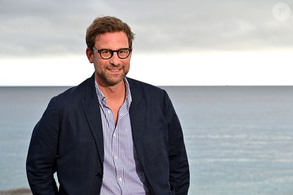 Il recommande toutefois de privilégier un environnement quotidien riche en livres et de visiter fréquemment les bibliothèques ou librairies.

Nicolas Mathieu pour le film "Leurs enfants après eux" adapté de son roman (Prix Goncourt 2018) lors de la 6ème édition du festival Cinéroman à Nice le 30 septembre 2024.

© Bebert / Jacovides / Bestimage