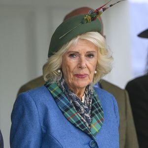 Même si souvent éclipsée par la jeune génération royale, elle impose aujourd’hui son chic terrien et devient une source d’inspiration dans les salons londoniens. 

Le roi Charles III d'Angleterre et Camilla Parker Bowles, reine consort d'Angleterre, lors des jeux des Highlands du Braemar Gathering au parc commémoratif de la princesse royale et du duc de Fife de Braemar, en Ecosse, Royaume Uni, le 6 septembre 2025. © Cover Images via ZUMA Press / Bestimage/Bestimage
