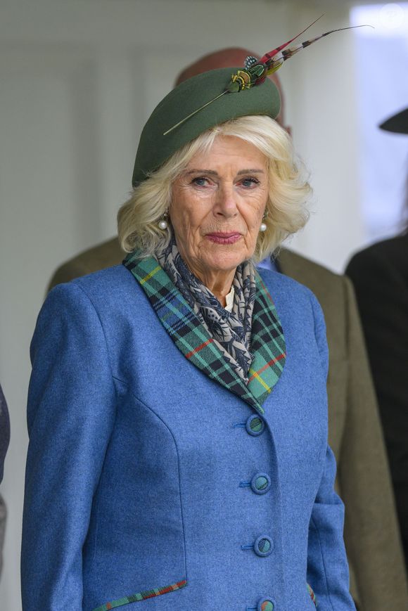 Même si souvent éclipsée par la jeune génération royale, elle impose aujourd’hui son chic terrien et devient une source d’inspiration dans les salons londoniens. 

Le roi Charles III d'Angleterre et Camilla Parker Bowles, reine consort d'Angleterre, lors des jeux des Highlands du Braemar Gathering au parc commémoratif de la princesse royale et du duc de Fife de Braemar, en Ecosse, Royaume Uni, le 6 septembre 2025. © Cover Images via ZUMA Press / Bestimage/Bestimage