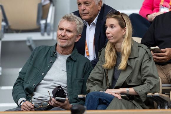 Les jumelles Lili et Violette ainsi que Blanche, toutes nées de ses amours avec sa femme Hortense et donc demi-soeurs de Dimitri.

Denis Brogniart et sa fille dans les tribunes lors des Internationaux de France de Tennis de Roland Garros 2025, à Paris, France, le 26 mai 2025. © Jacovides-Moreau/Bestimage