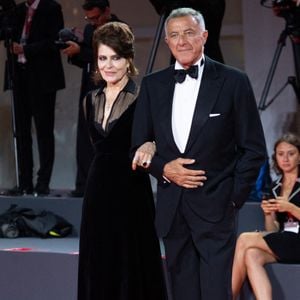 Très attachée à ses enfants, elle les a élevées seule après la disparition de François Truffaut, un drame qui a profondément marqué sa vie. 

Luca Barbareschi et Fanny Ardant assistent à la première du Palace dans le cadre de la 80e Mostra de Venise à Venise, Italie, le 02 septembre 2023. Photo par Aurore Marechal/ABACAPRESS.COM