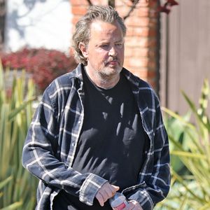 Matthew Perry se promène dans son quartier de Los Angeles, le 12 mai 2022. Dans ses mémoires, "Friends, Lovers And The Big Terrible Thing", à paraître en novembre 2022 aux Etats-Unis, la star de 52 ans, révélée par la série "Friends", abordera ses problèmes médicaux, ses addictions et sa vie sentimentale mouvementée.