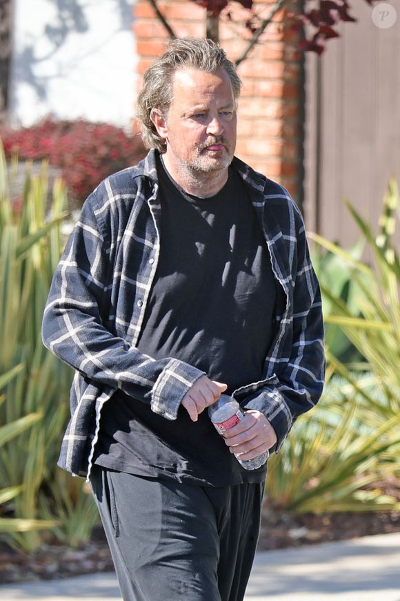 Matthew Perry se promène dans son quartier de Los Angeles, le 12 mai 2022. Dans ses mémoires, "Friends, Lovers And The Big Terrible Thing", à paraître en novembre 2022 aux Etats-Unis, la star de 52 ans, révélée par la série "Friends", abordera ses problèmes médicaux, ses addictions et sa vie sentimentale mouvementée.