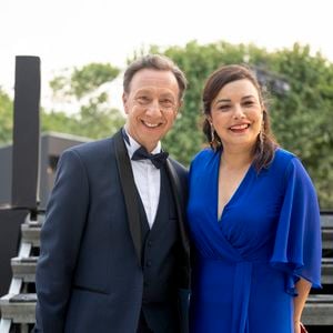 Exclusif - Anaïs Baydemir et Stéphane Bern en backstage scène lors du concert de Paris avec l'Orchestre national de France pour France 2 en partenariat avec Radio France au pied de la Tour Eiffel le 13 juillet 2026.

© Perusseau / Veeren / Bestimage