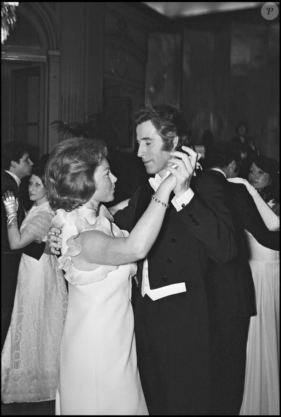 Archives : la baronne Nadine de Rothschild et Jacques Chazot lors d’une soirée à Paris en 1973.