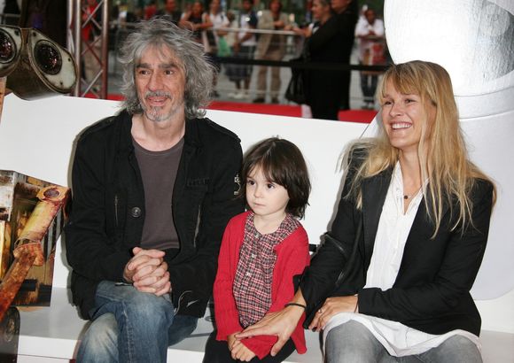 Avec l'actrice Julie Delafosse, ils ont eu deux enfants.
Le chanteur Louis Bertignac, sa fille Lola et sa femme Julie assistent à l'avant-première du nouveau film d'animation des studios Pixar 'WALL E' au cinéma Marignan à Paris, France, le 17 juillet 2008. Photo Denis Guignebourg/ABACAPRESS.COM