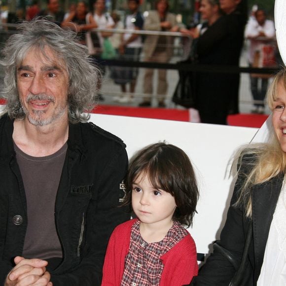 Avec l'actrice Julie Delafosse, ils ont eu deux enfants.
Le chanteur Louis Bertignac, sa fille Lola et sa femme Julie assistent à l'avant-première du nouveau film d'animation des studios Pixar 'WALL E' au cinéma Marignan à Paris, France, le 17 juillet 2008. Photo Denis Guignebourg/ABACAPRESS.COM
