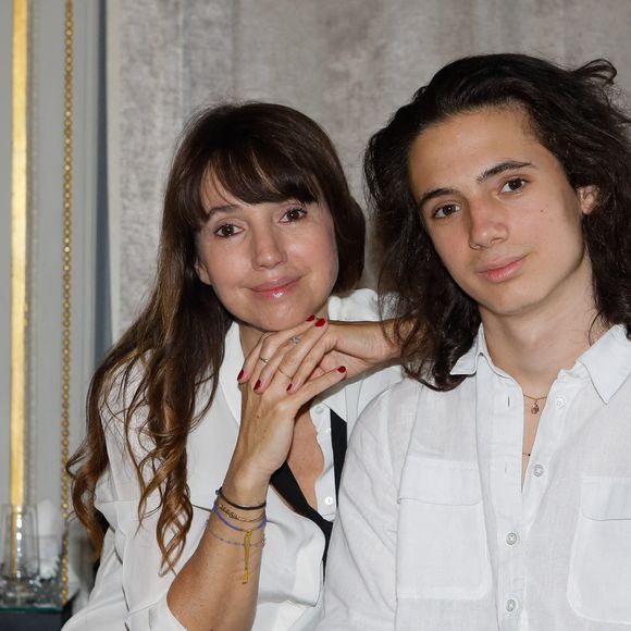 Delphine Michalak (Delphine McCarty, femme du pâtissier Christophe Michalak) et son fils Darius - Entraînement de Cyril Benzaquen avant la remise en jeu de son titre de champion du monde ISKA de kick-boxing le 31 mai 2022 à l'hôtel Crillon à Paris, France, le 16 mai 2022. © Christophe Clovis / Bestimage