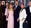 “Ce que je donnerais pour retrouver ce confort et pouvoir entrer en se plaignant auprès d’eux des serviettes mouillées sur le sol des chambres !”, ajoute-t-il
Romeo Beckham, Cruz Beckham, Harper Beckham, David Beckham, Victoria Beckham, Brooklyn Peltz Beckham et Nicola Peltz Beckham à l'avant-première de la série documentaire Netflix 'Beckham' à Londres, le 3 octobre 2023.